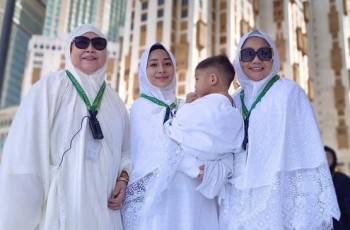 9 Potret Nikita Willy Umrah Sambil Momong Anak, Dipuji Kesana Kemari Gendong Issa