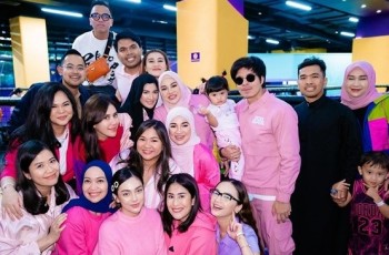 Outfit Serba Pink, Ini 9 Potret Gaya Artis di Pesta Ultah ke-2 Ameena