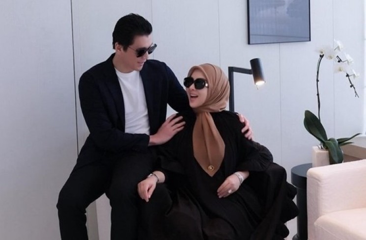 Syahrini dan Reino Barack Rayakan Wedding Anniversary (instagram/@princessyahrini)