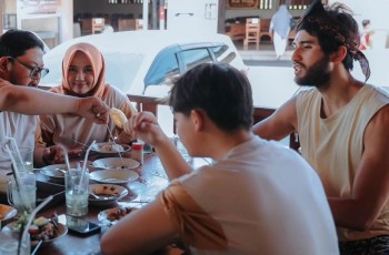 Lagi Digugat Wulan Guritno, Ini 8 Potret Sabda Ahessa Asyik Liburan