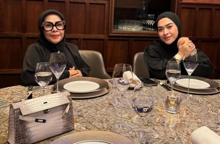 Syahrini dan Reino Barack Rayakan Wedding Anniversary (instagram/@princessyahrini)