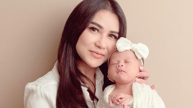 Artis Perempuan Angkat Anak (Instagram/@bebizie)