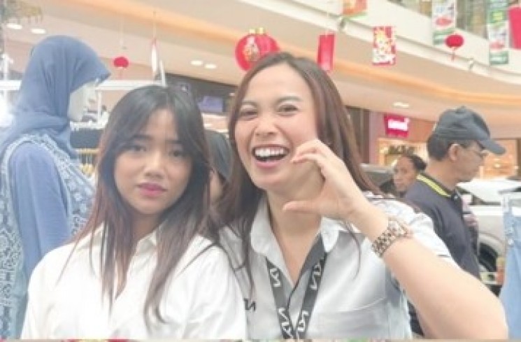 Fuji foto bareng sales mobil di Semarang (TikTok)