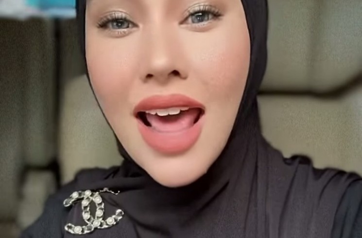 Aksesoris Kartika Putri Dikritik Netizen.(Instagram/@kartikaputriworld)