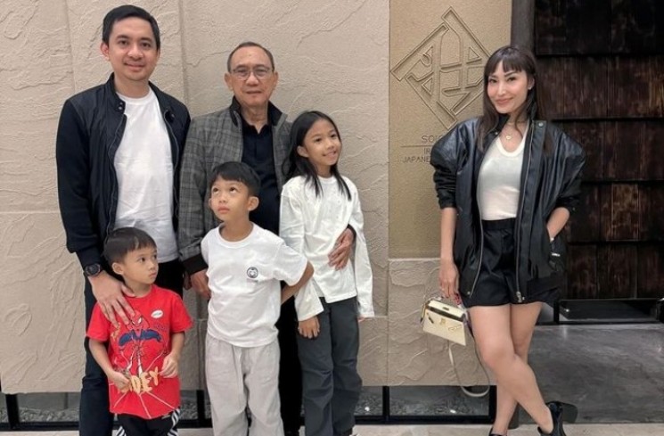 Ayu Dewi Bersama Keluarga Kecilnya.(Instagram/@mrsayudewi)