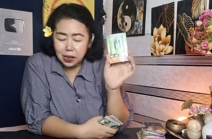 Jeng Nimas Ungkap Nikita Mirzani Masih Banyak Pertimbangan Care Sama Lolly.(YouTube Jeng Nimas)