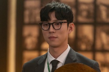 8 Potret Yoo In Soo di The Midnight Studio, Jadi Karyawan di Studio Foto untuk Hantu