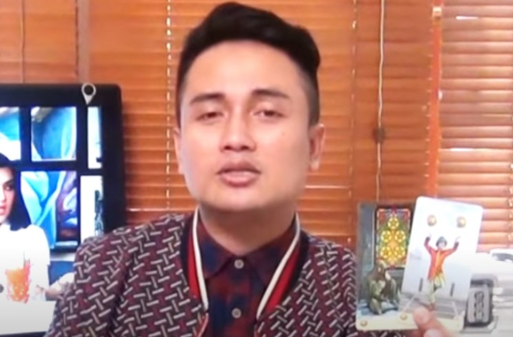 Denny Darko ramal Sayhrini hamil dan segera melahirkan anak.