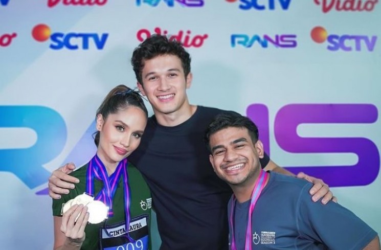 Cinta Laura Foto Bareng Arya Vasco (tengah berkaos hitam).(Instagram/@claurakiehl)