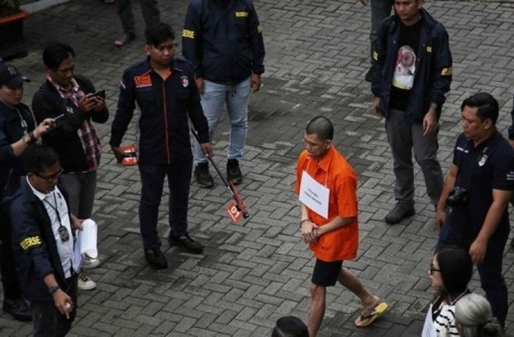 Yudha Arfandi saat rekonstruksi kasus pembunuhan Dante di kolam renang. (ist)