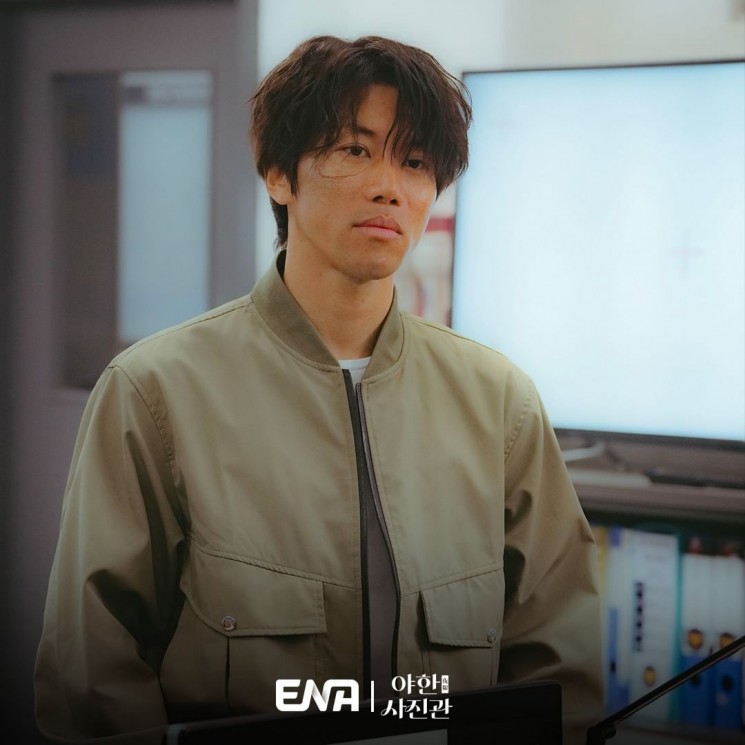 Potret Eum Moon Suk di The Midnight Studio (Instagram/@channel.ena.d)