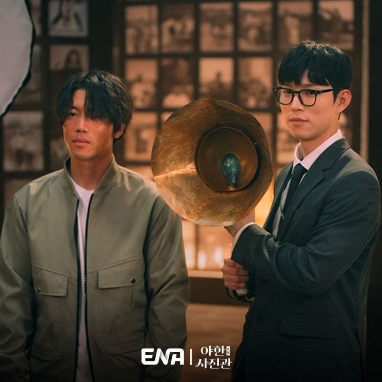 Potret Eum Moon Suk di The Midnight Studio (Instagram/@channel.ena.d)