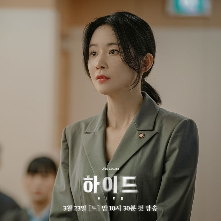 Pesona Lee Bo Young di Hide (Instagram/@jtbcdrama)
