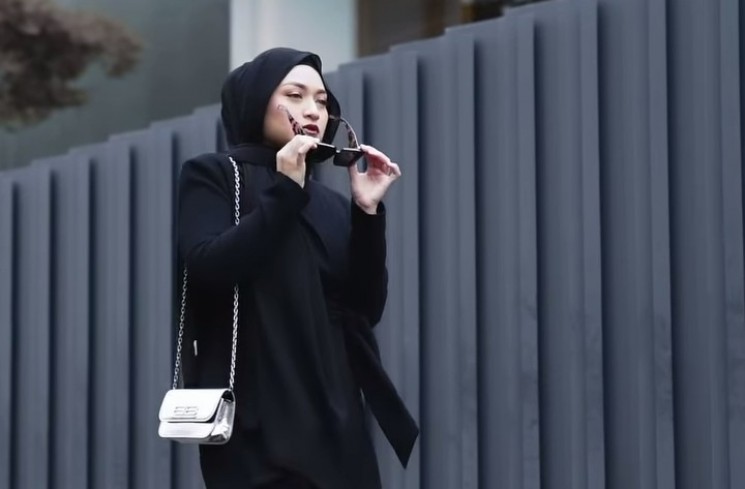 Nathalie Holscher Unggah Foto Pakai Hijab.(Instagram/@nathalieholscher)