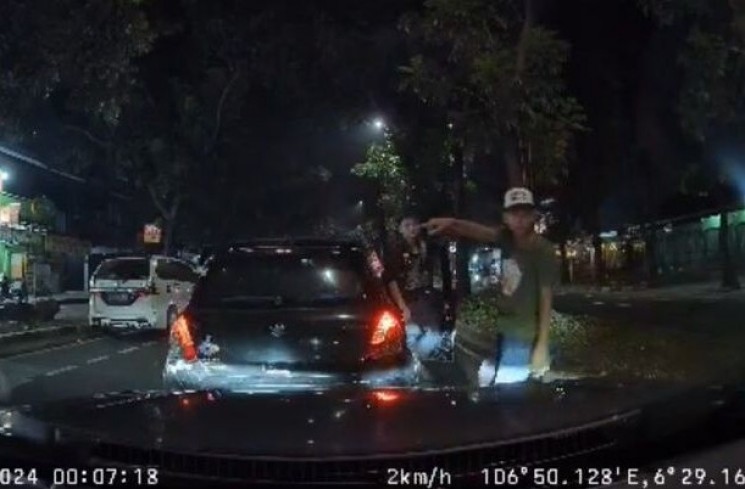pelaku pengerusakan mobil