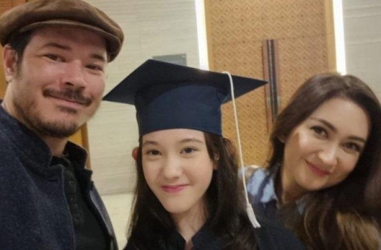 Nafa Urbach, Zack Lee, dan putri mereka. (instagram/@mikhamikhayo)