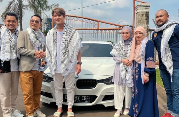 Rizky Billar serahkan uang hasil lelang mobil untuk warga Palestina. (instagram/@rizkybillar)