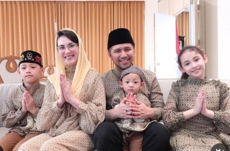 Gaya Kerudung Khas Arumi Bachsin.(Instagram/@arumibachsin_94)