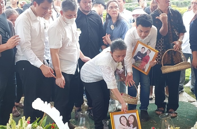 Pemakaman Melisha Sidabutar dan Melitha Sidabutar (Matamata.com/Rena Pangesti)