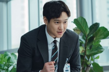 8 Potret Go Kyung Pyo di Frankly Speaking, Transformasi Barunya Sebagai Pembawa Berita
