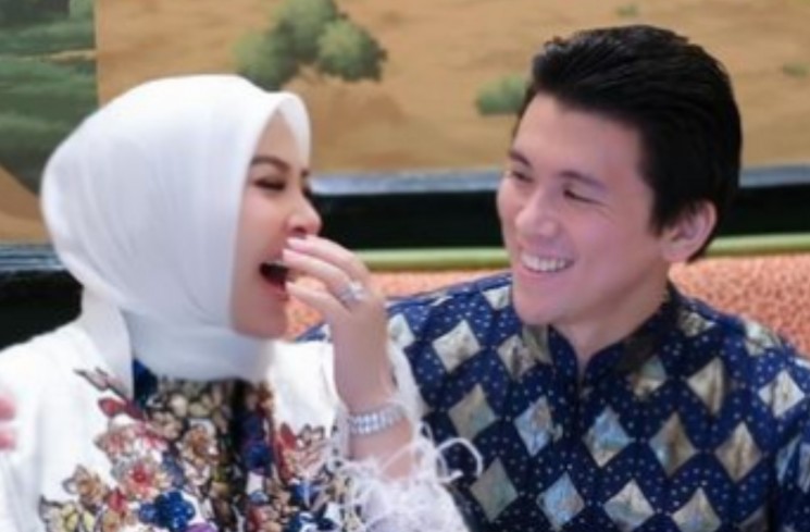Warganet pergoki Syahrini dan Reino Barack di tempat umum