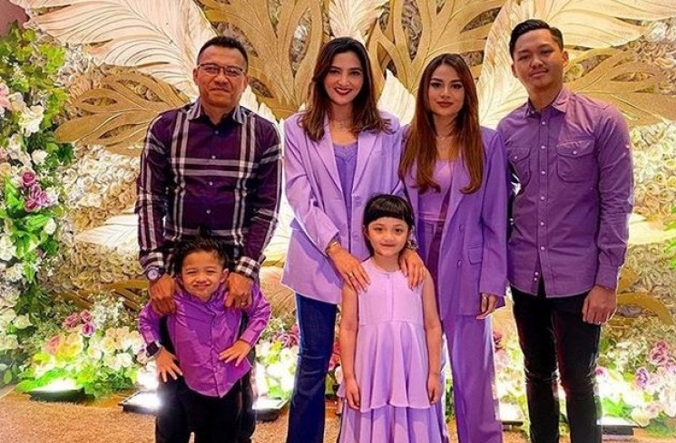 Ashanty, Anang Hermansyah dan keluarganya. (instagram/@ashanty_ash)