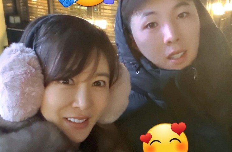Cha Young Joo bersama anak laki-lakinya. [Instagram]