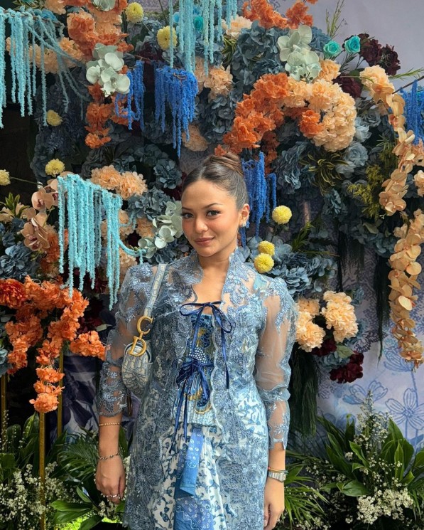 Amel Carla Pakai Kebaya (Instagram/@amelcarla)