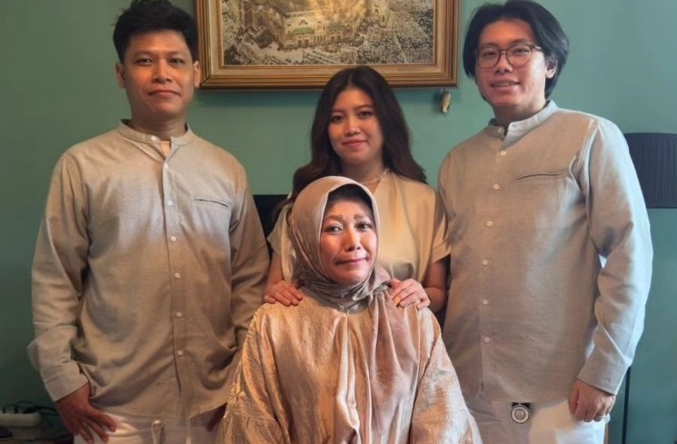 Ida Muwarni mantan istri Parto Patrio bersama ketiga anaknya. [Instagram]
