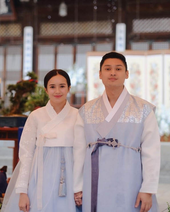 Beby Tsabina Pose Pakai Hanbok (Instagram/@bebytsabina)