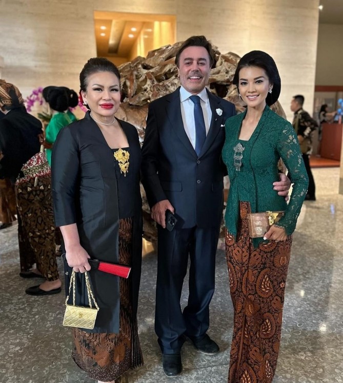 Farah Quinn Berkebaya di Keraton Solo (Instagram/@farahquinnofficial)