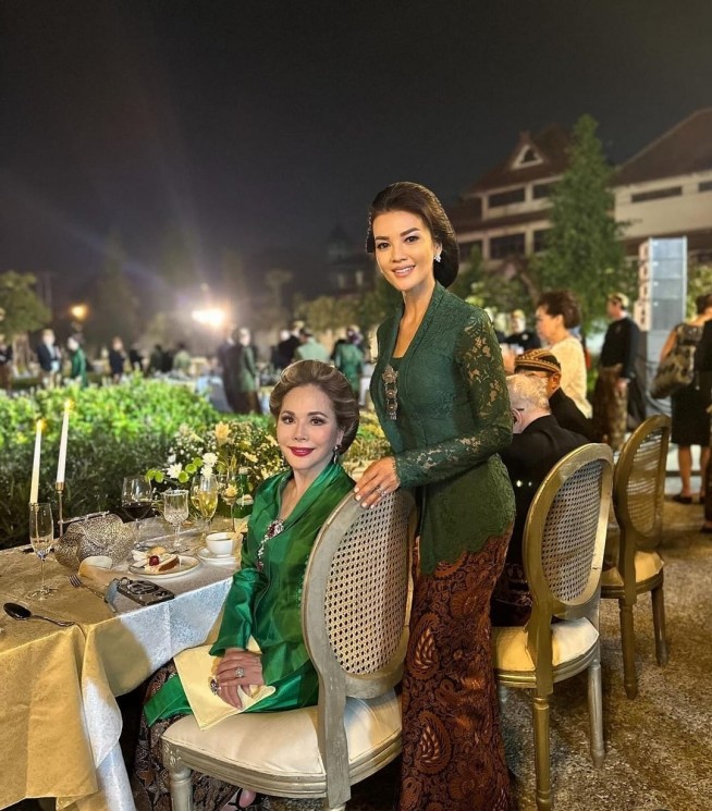 Farah Quinn Berkebaya di Keraton Solo (Instagram/@farahquinnofficial)