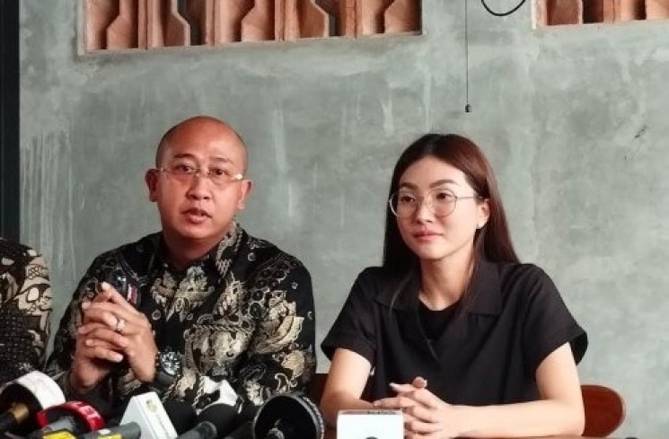 Sarwendah dan Kuasa Hukumnya. (ist)