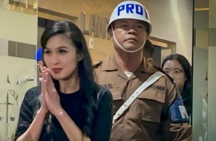  Sandra Dewi menjalani pemeriksaan di Kejaksaan Agung. (ist)