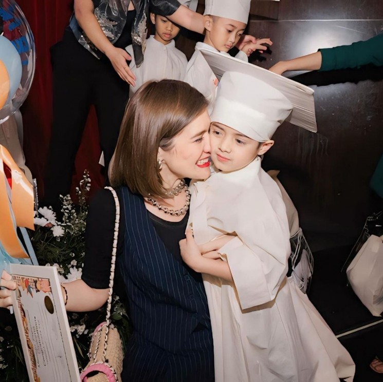 Zenecka Anak Carissa Puteri Wisuda TK (Instagram/@carissa_puteri)
