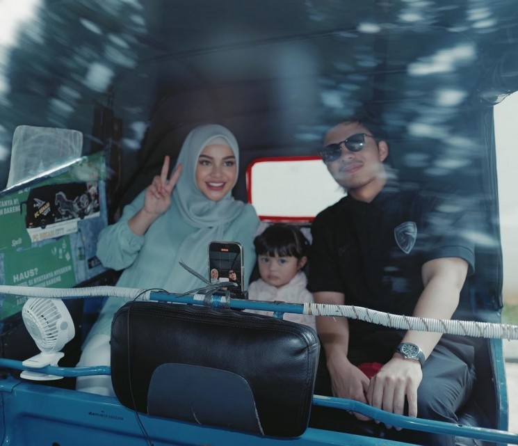 Ameena bersama Atta dan Aurel naik bajaj (Instagram/@attahalilintar)