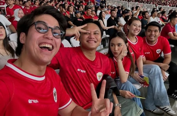 Rizky Febian dan Mahalini saat nonton timnas vs Filipina di SUGBK bersama teman artis. [Instagram]