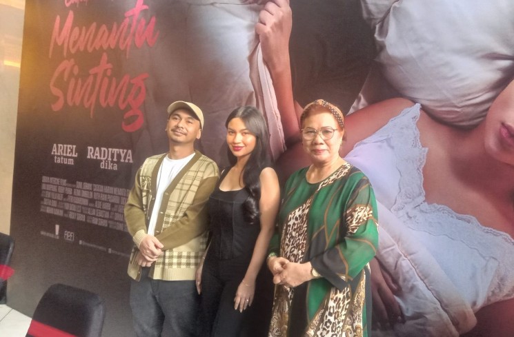 Raditya Dika, Ariel Tatum dan lainnya dalam film 'Catatan Harian Menantu Sinting'. (ist)