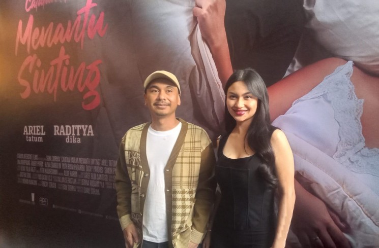 Raditya Dika dan Ariel Tatum dalam film 'Catatan Harian Menantu Sinting'. (ist)
