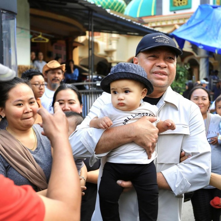 Raul Lemos Gendong Baby Azura (Instagram/@krisdayantilemos)