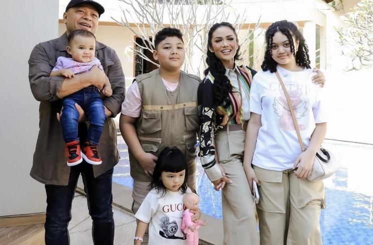 Raul Lemos Gendong Baby Azura (Instagram/@krisdayantilemos)