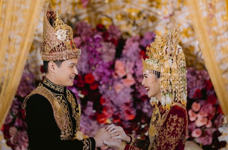 Beby Tsabina dan Rizki Natakusumah resmi menikah (Instagram/@bebytsabina)