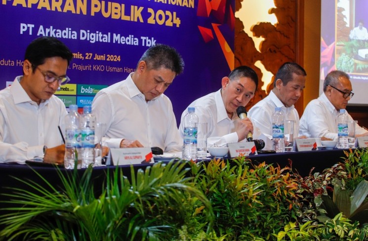 Jajaran Dewan Komisaris dan Direksi PT Arkadia Digital Media Tbk (dari kiri ke kanan): Ariyo Ali Suprapto (Komisaris Independen), Iwa Sukresno Karunia (Komisaris), Stephen Kurniawan Sulistyo (Komisaris Utama), Suwarjono (Direktur Utama), dan Fastabiqul Khair Algatot (Direktur). [Sumber: Suara.com/Alfian Winanto]