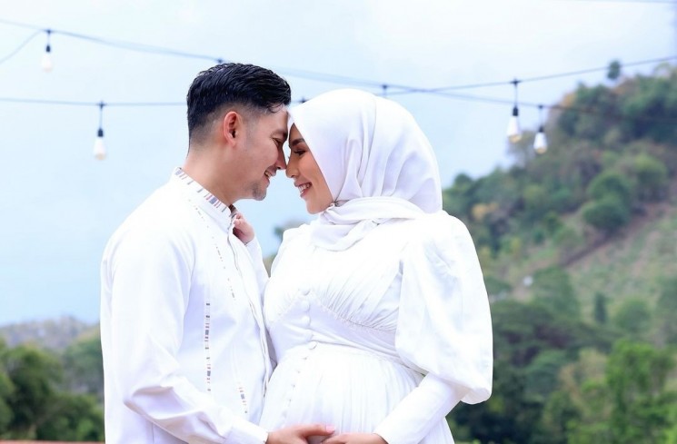 Tasyakuran tujuh bulanan kehamilan Anna, istri Angga Wijaya. [Instagram] 