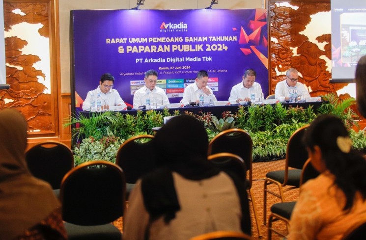 Suasana pelaksanaan Rapat Umum Pemegang Saham Tahunan (RUPST) PT Arkadia Digital Media Tbk yang diikuti dengan Paparan Publik 2024, di Hotel Aryaduta Menteng, Jakarta, pada Kamis, 27 Juni 2024. [Sumber: Suara.com/Alfian Winanto]