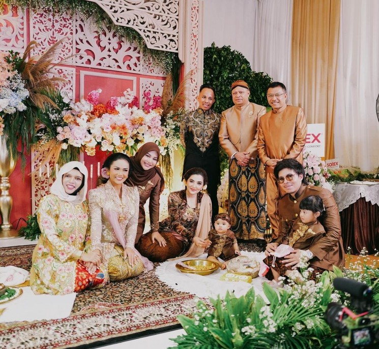 Tedak Siten Azura (Instagram/@attahalilintar)