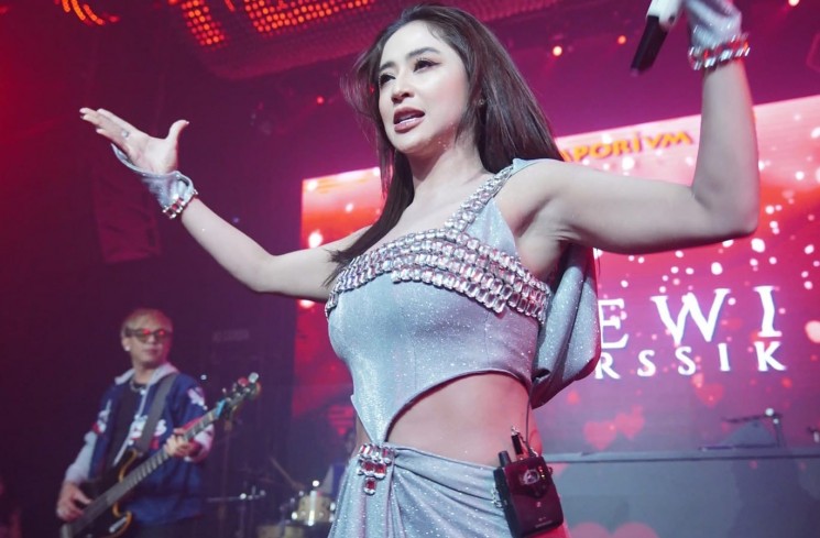 Dewi Perssik (Instagram @dewiperssik9)