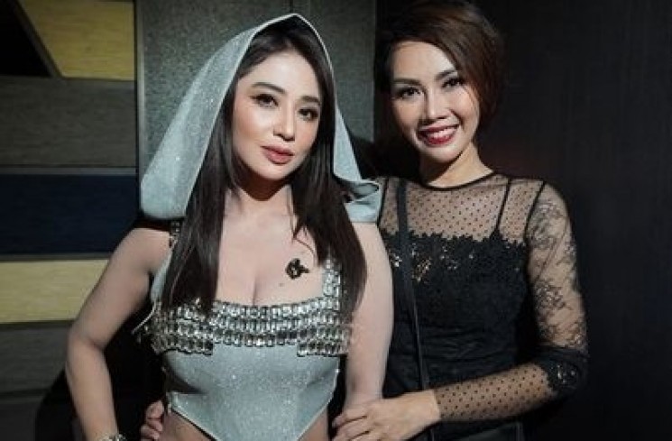 Dewi Perssik dan Desainer Ririn Rinura. (Instagram @dewiperssik9)