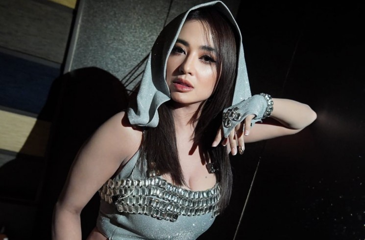 Dewi Perssik (Instagram @dewiperssik9)