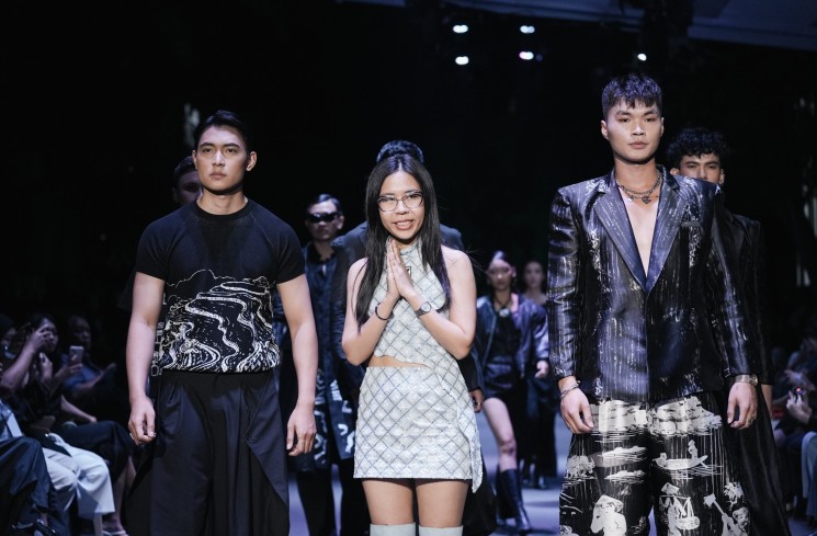 Rita Dzung mempresentasikan koleksinya di JF3 Fashion Festival 2024. (istimewa)